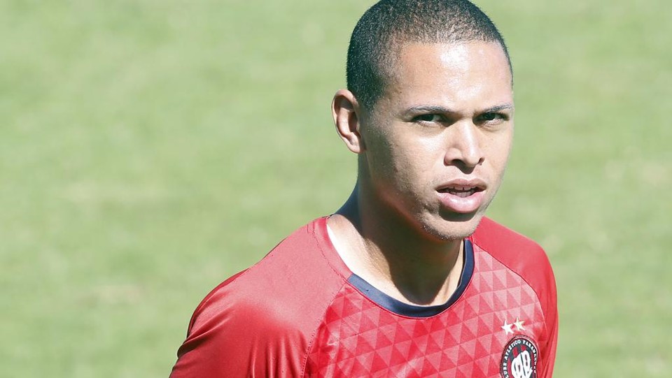 O meia Marcos Guilherme foi o único atleticano a falar abertamente sobre a emboscada sofrida pela equipe em Curitiba. | Henry Milleo/Gazeta do Povo