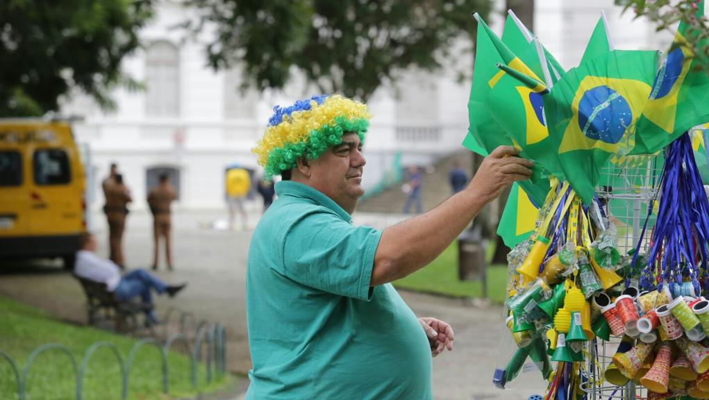 O ambulante Deberson Damasceno espera pelo menos acabar com o estoque da Copa do Mundo. | Giuliano Gomes/Gazeta do Povo