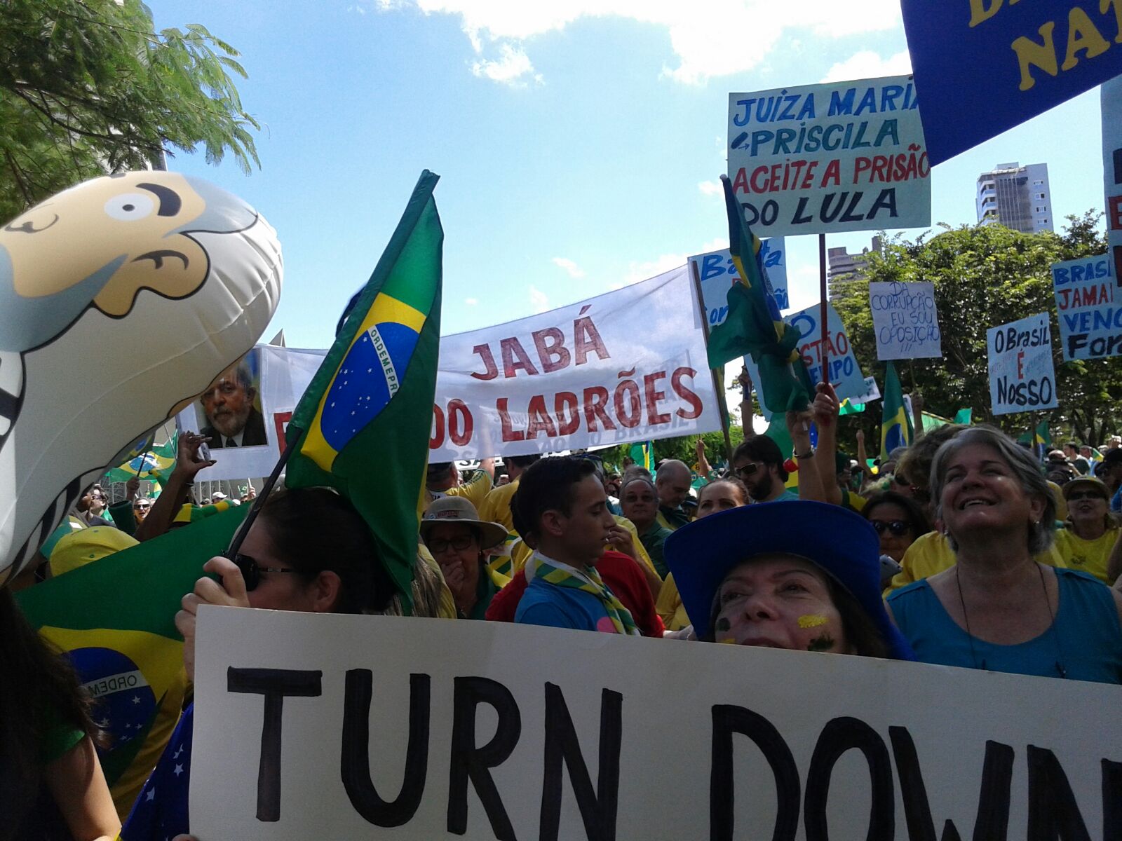 Faixas dominaram a paisagem do protesto em Maringá, no Noroeste do Paraná | Antoniele Luciano/Gazeta do Povo/