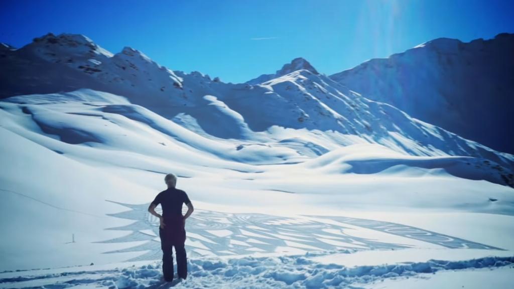 Britânico Simon Beck usa um sistema de linhas e pontos para passar o desenho para a escala maior. | /Reprodução YouTube