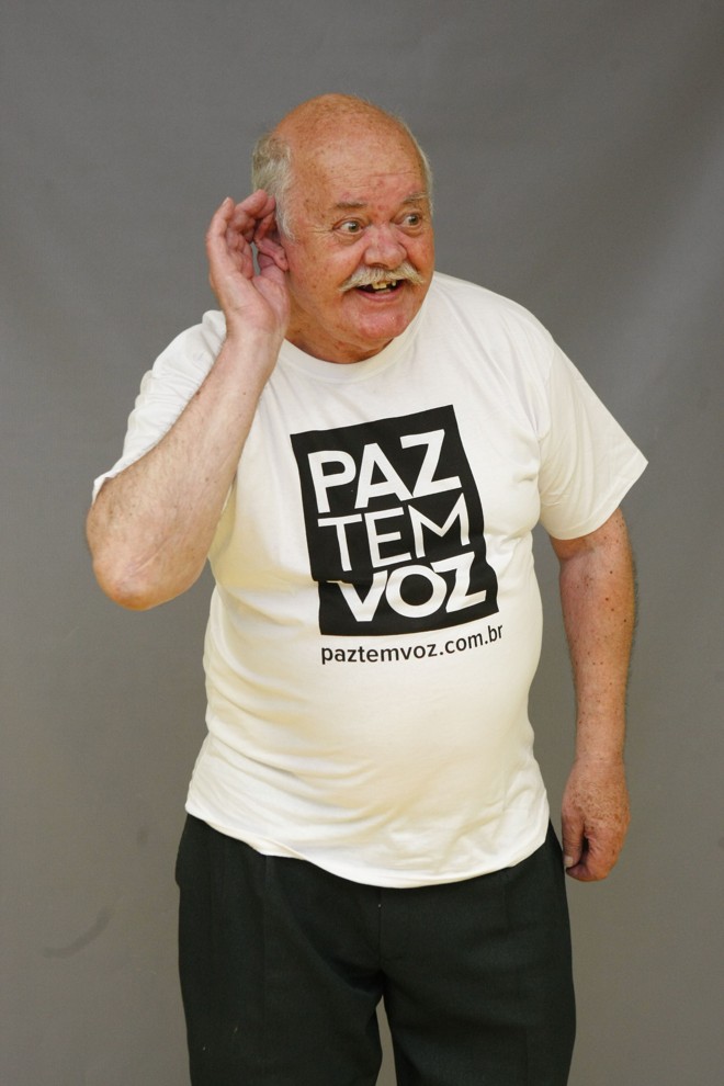 “Hein” - posando para a campanha Paz Tem Voz”, da Gazeta do Povo (2011-2012), fez autoironia com seu tique de surdez. | Marcelo Elias - Agencia de Noticias Gazeta do Povo/Marcelo Elias - Agencia de Noticias Gazeta do Povo