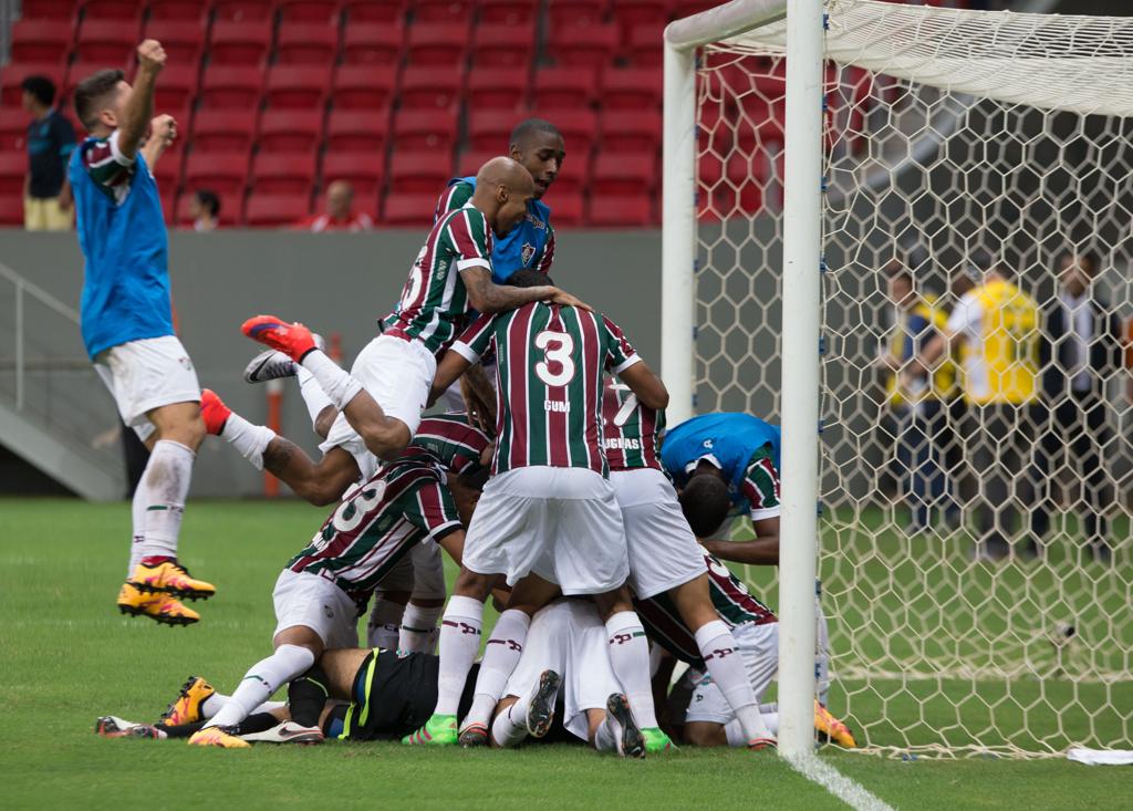 Atletas do Fluminense se abraçam para comemorar a vitória sobre o Internacional na semifinal da Primeira Liga. | Ed Ferreira/Brazil Photo Press/Folhapress
