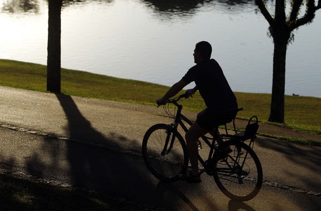 Ciclista no parque São Lourenco - Foto: Henry Milleo / Gazeta do Povo | 