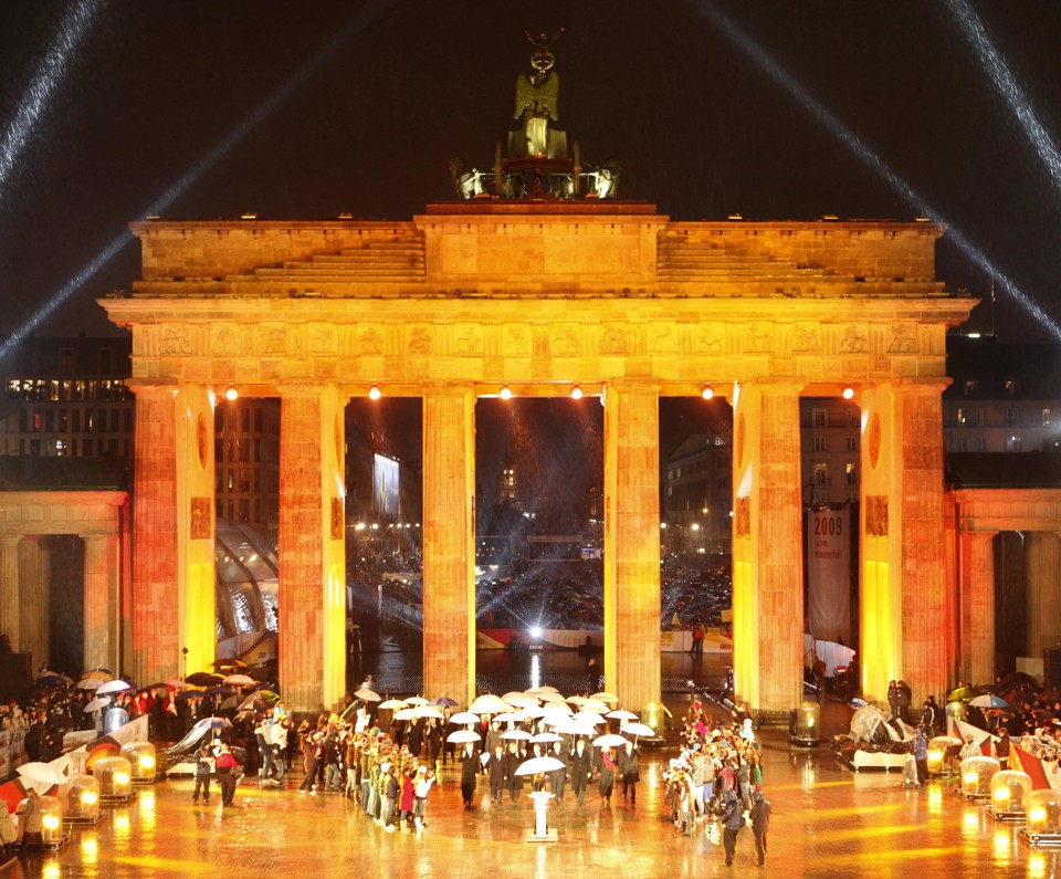 Portão de Brandenburgo em Berlim: Alemanha, maior economia do bloco, tem crescimento moderado. | POOL/AFP