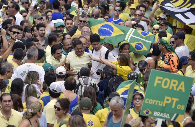Na capital mineira, o senador Aécio Neves participou do protesto na Praça da Liberdade | Douglas Magno/AFP