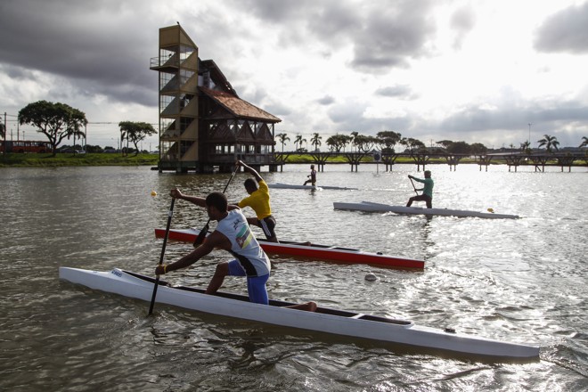 Canoístas de São Tomé e Príncipe e Moçambique treinam na sede da Confederação Brasileira de Canoagem em Curitiba. | Daniel Castellano/Gazeta
