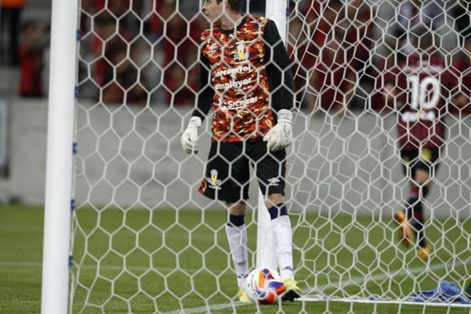 Mais uma bola na rede: Pablo amplia para o Atlético e obriga o goleiro Lucas a buscar a redonda dentro do gol. | Antônio More/Gazeta do Povo