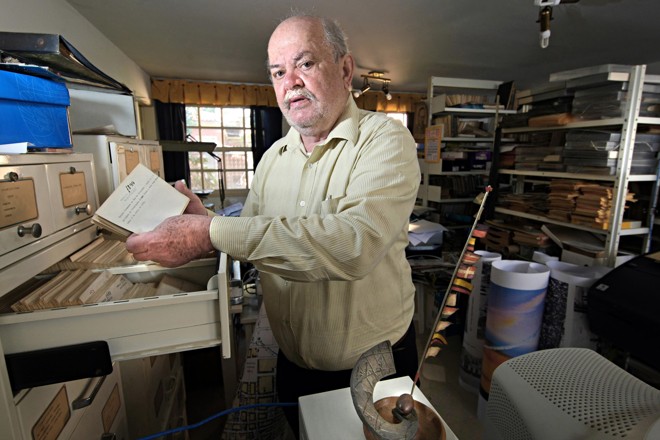 No famoso acervo de 500 mil imagens: foram 60 anos de colecionismo incansável. | ALBARI ROSA / GAZETA DO POVO/ALBARI ROSA / GAZETA DO POVO