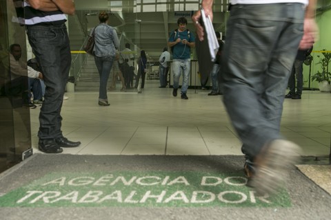 Desemprego atinge 9,6 milhões de brasileiros e taxa de desocupação chega a 9,5% Agência do Trabalhador em Curitiba: fila para conseguir um emprego está aumentando. | Marcelo Andrade/Gazeta do Povo