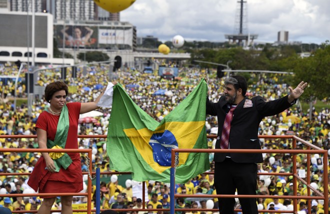 Bem humorados, manifestantes imitam Dilma e Lula em Brasília. | EVARISTO SA/AFP