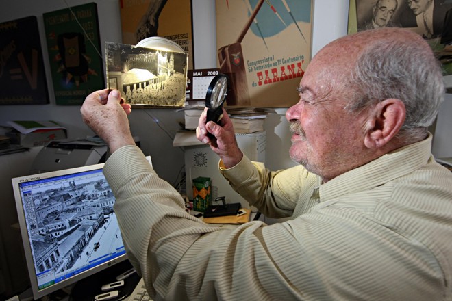 No laboratório doméstico. Cid passava a maior parte do tempo ali, imerso. Depois da morte da mulher, Lia, em 2001, passou a organizar todas as imagens sozinho. | ALBARI ROSA/Gazeta do Povo