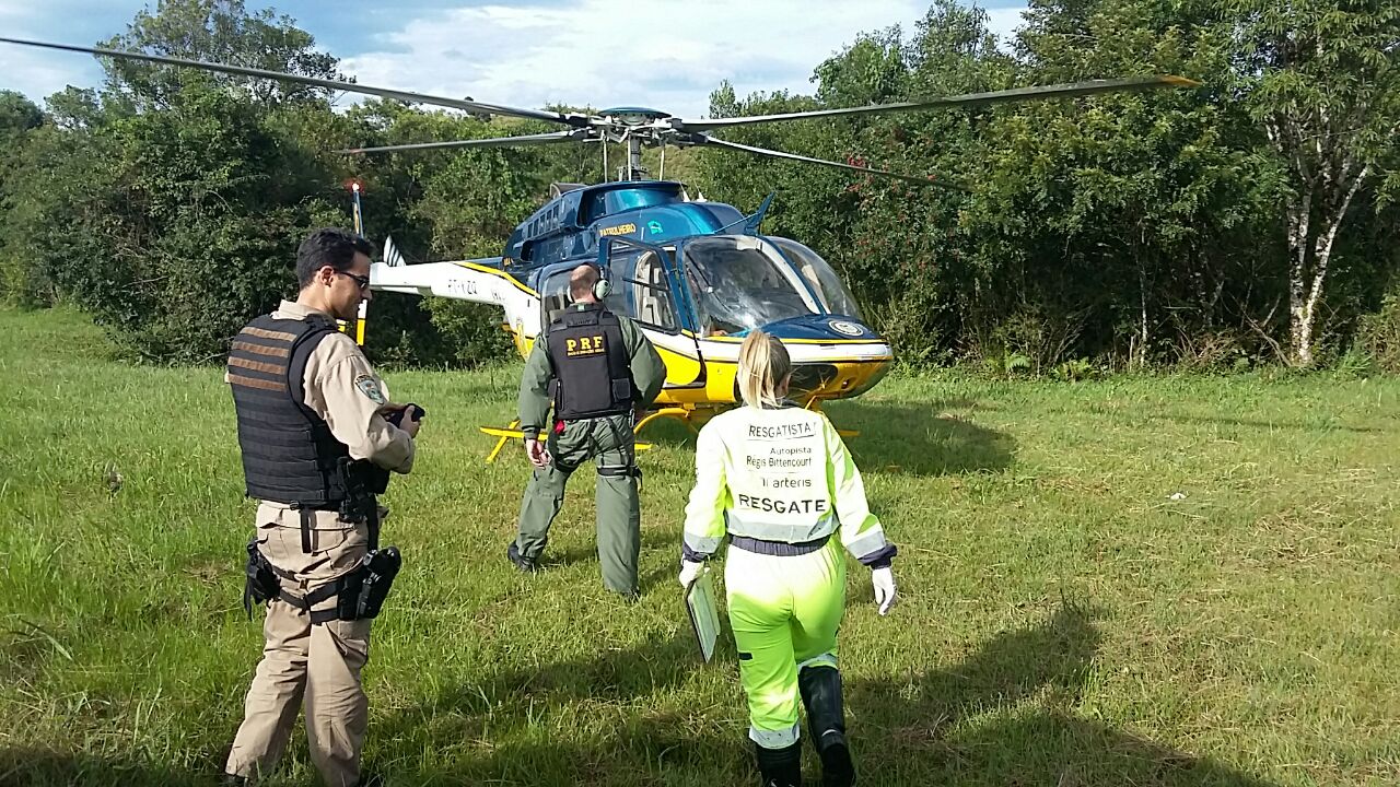 Resgate dos agentes da Polícia Federal foi por helicóptero. | Divulgação/PRF