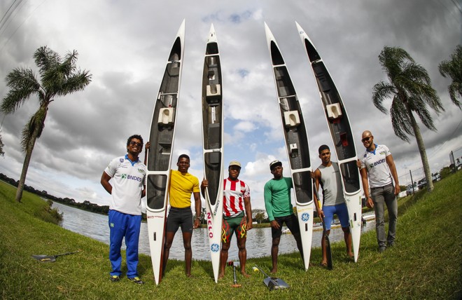 Técnico Figueroa Conceição e o auxiliar Alex Moscoso (nas pontas) com os atletas aficanos Joaquim Lobo, Altamiro Ceita, Buly Triste Afonso e Mussá Chamaune no Parque Náutico do Iguaçu. | Daniel Castellano/Gazeta