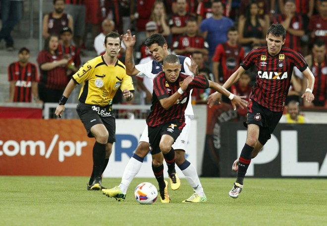 Marcos Guilherme tenta armar a jogada de ataque do Rubro-Negro na Baixada: jogador ganhou uma chance com Vinícius sendo poupado pelo treinador. | Antônio More/Gazeta do Povo
