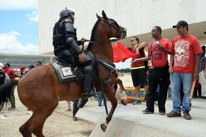 Em frente ao Palácio do Planalto, cavalaria age ofensivamente em manifestantes pró-governo. Foto: | Andressa Anholete/AFP