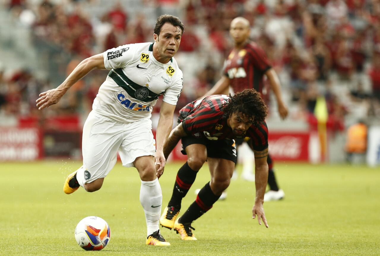 Kléber passa por Otávio, do Atlético. | Hugo Harada/Gazeta do Povo