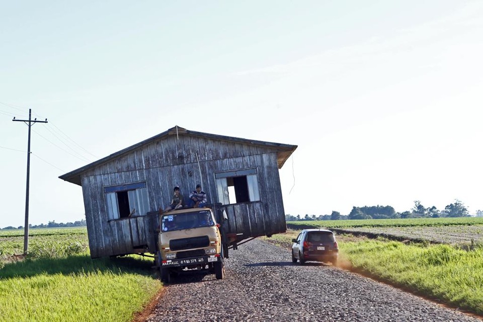 Carga inusitada: no Paraguai, casa é transportada em caminhão para outra região. Prática é comum no interior do país. | Albari Rosa/Gazeta do Povo
