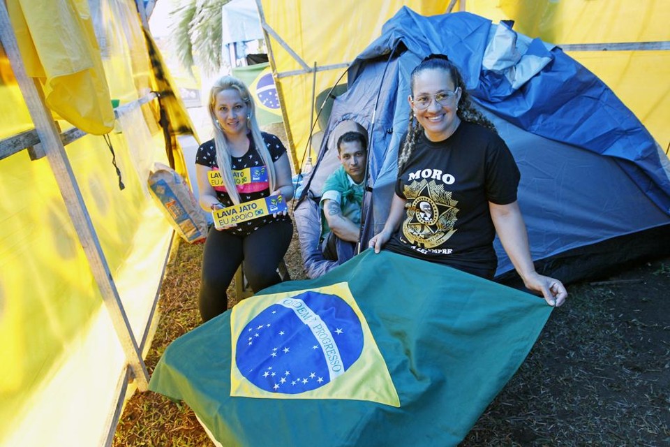 Joriane, Anderson e Elizeth: acampamento contra a corrupção. | Antônio More/Gazeta do Povo