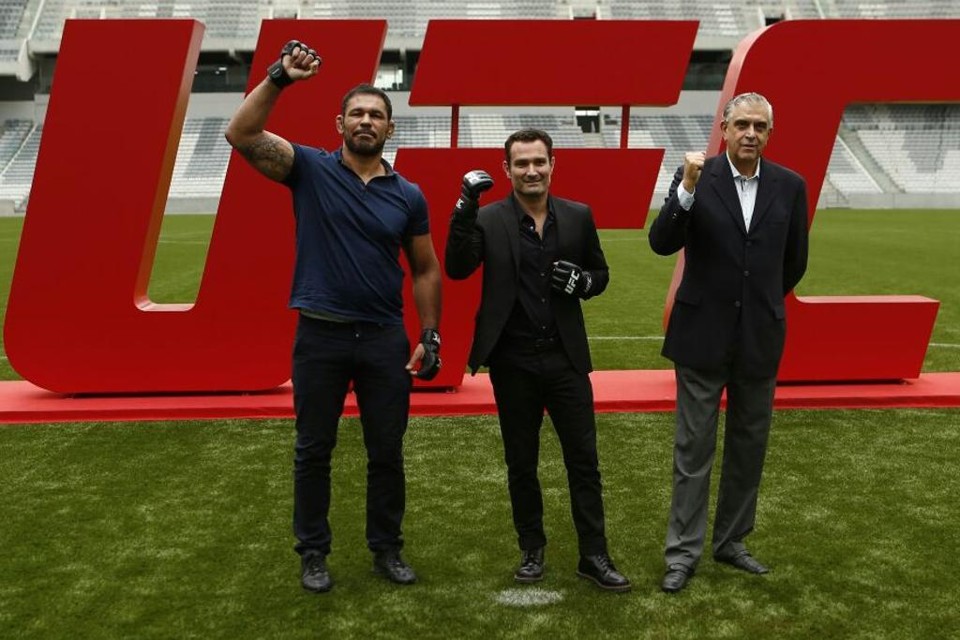Rodrigo Minotauro, embaixador do UFC, o presidente Giovani Decker e Mario Celso Petraglia posaram para foto na Arena | Marcelo Andrade/Gazeta do Povo