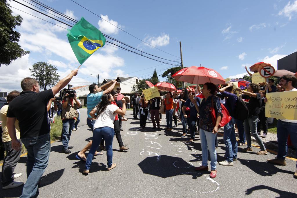 No dia da condução coercitiva de Lula, manifestantes pró e contra o governo acirraram os ânimos. | Aniele Nascimento/Gazeta do Povo