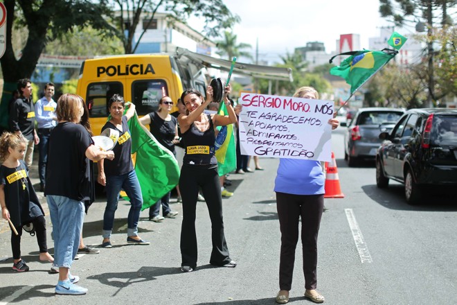 Cartazes de incentivo a Moro e a Lava Jato e bandeiras do Brasil marcaram as manifestações na capital paranaense. Foto: | Heuler Andrey/AFP