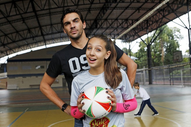 O ex-jogador de vôlei Giba no treino de vôlei da filha Nicoll no Colégio Marista Paranaense. | Antônio More/Gazeta do Povo