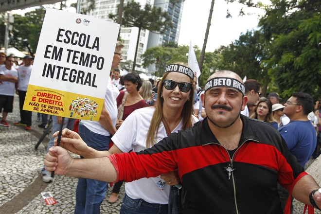 Protesto da APP Sindicato na praça Santos Andrade contra o governador Beto Richa e os descasos contra o governo da presidente Dilma, em Curitiba 17/03/2016. - Foto: Antônio More | Antônio More/Gazeta do Povo