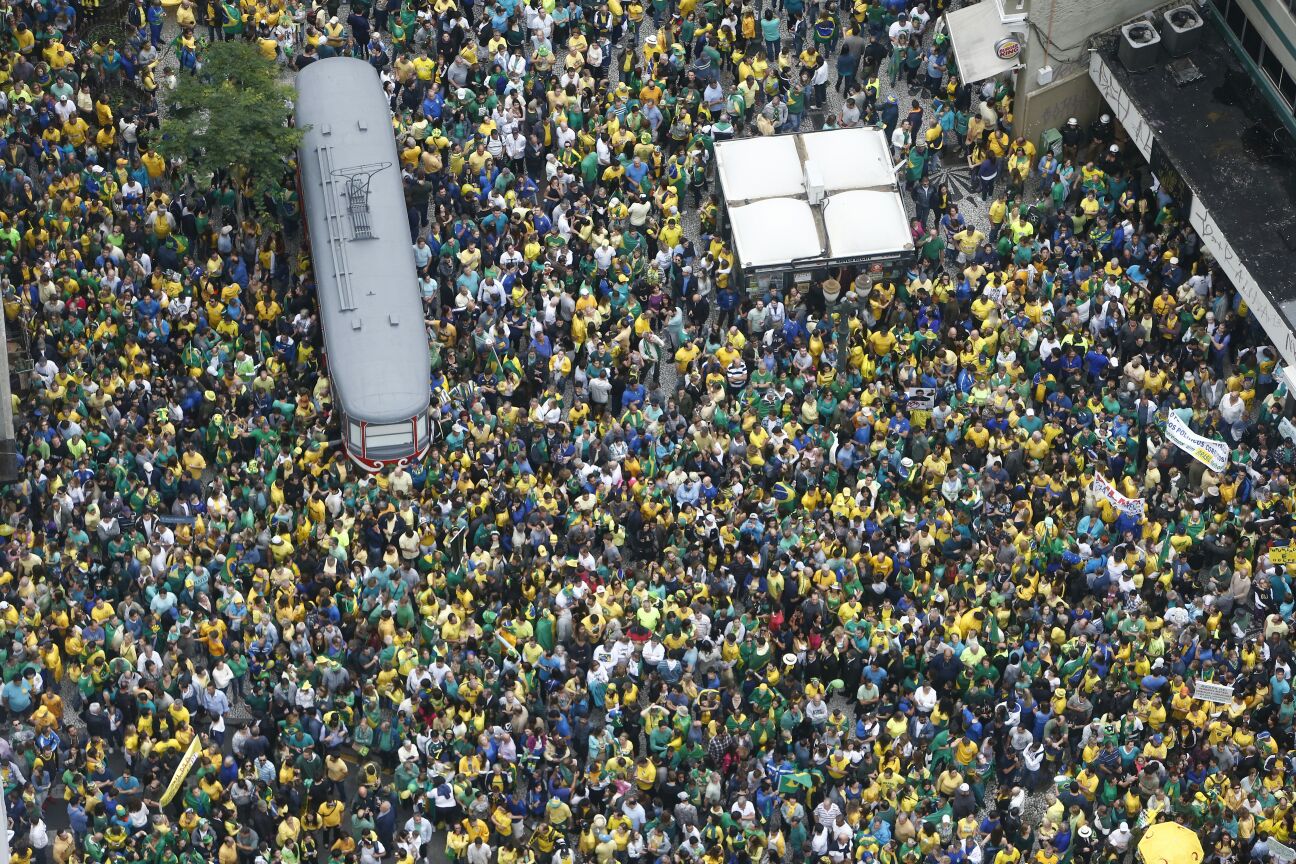 Protesto em Curitiba tomou a rua XV de Novembro, “casa” do tradicional Bondinho | Albari Rosa/Gazeta do Povo/