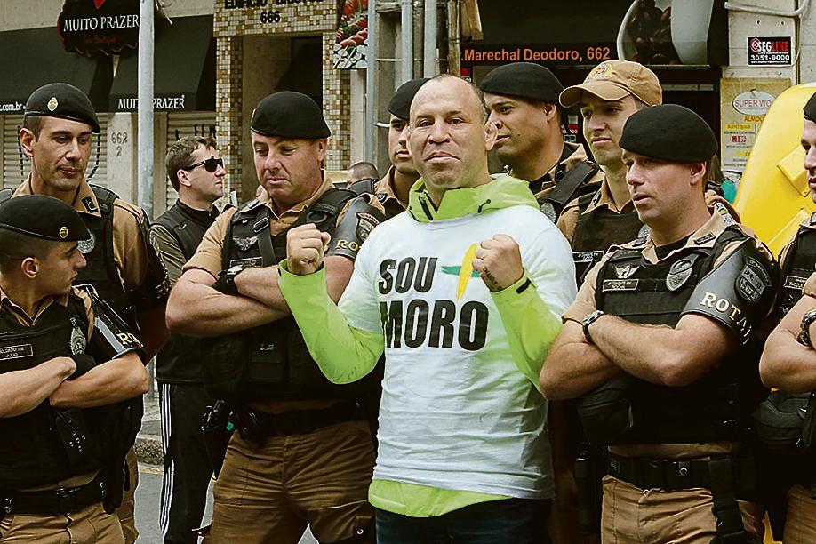 Wanderlei Silva posou junto a alguns policiais militares que trabalhavam na manifestação de domingo. O grupo fez questão de aparecer ao lado do lutador de MMA, e ainda fez pose. | Fotos: Julio Cesar Souza