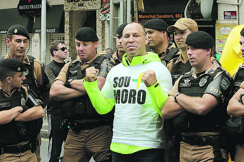 Wanderlei Silva posou junto a alguns policiais militares que trabalhavam na manifestação de domingo. O grupo fez questão de aparecer ao lado do lutador de MMA, e ainda fez pose. | Fotos: Julio Cesar Souza
