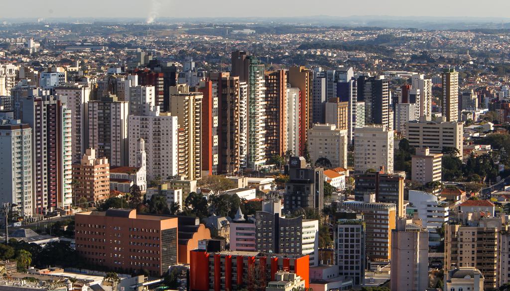 Lançamentos ajudaram a puxar  a valorização dos imóveis para acima da média em alguns bairros da capital. | Daniel Castellano / Gazeta do Povo