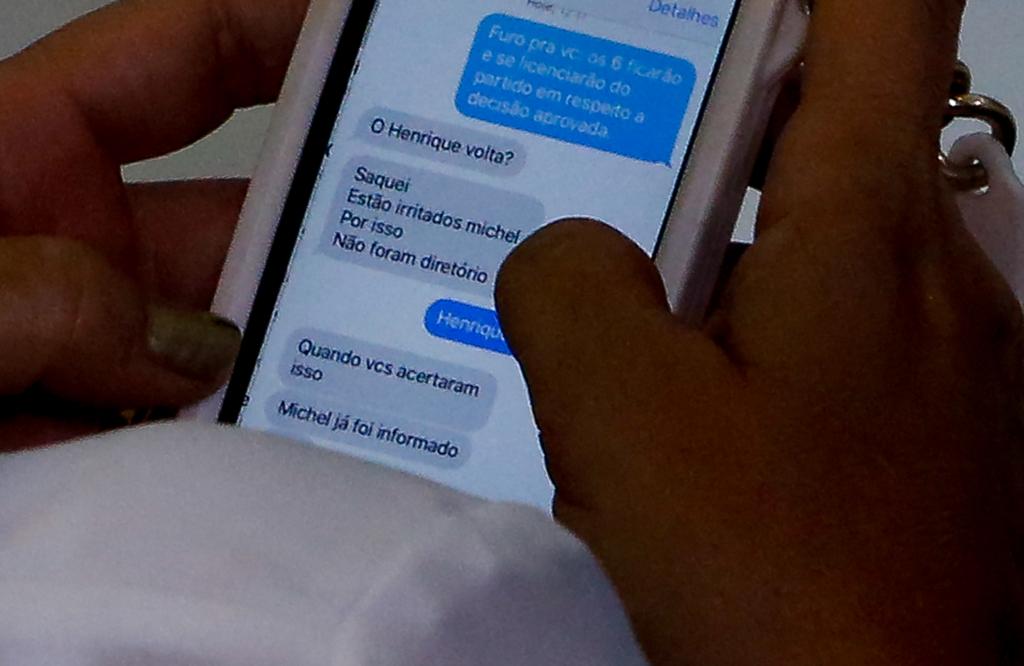 Ministra Kátia Abreu trocou mensagens com jornalistas nesta quarta-feira (30). | Pedro Ladeira/Folhapress