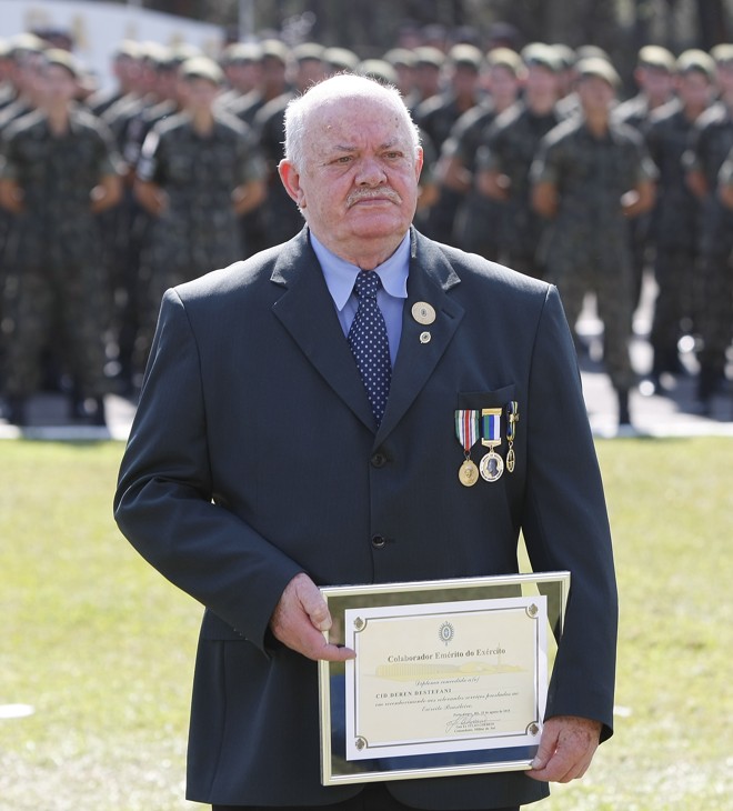 Nos anos 2000, ao receber condecoração do Exército pelos serviços prestados à sociedade do conhecimento. Pouco dado a exibicionismos, veio à redação com suas medalhas no peito. Pensava no orgulho de Josepha e Amadeu. A mãe temia que ele “não desse em nada”. | JONATHAN CAMPOS/Gazeta do Povo