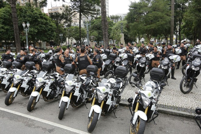 Policiais se preparam para fazer o esquema de segurança do ato | Giuliano Gomes/Gazeta do Povo