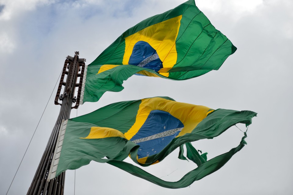 Troca de bandeiras na Praça dos Três Poderes, em fevereiro deste ano: Lava Jato ‘para’ Brasília nesta sexta-feira | Fabio Rodrigues Pozzebom/Agência Brasil