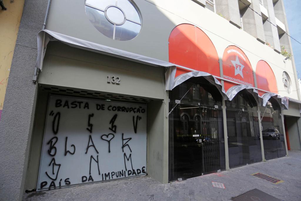 Grupo promete continuar escrevendo frases de protesto em muros ligados ao PT | NELSON ANTOINE/ESTADÃO CONTEÚDO