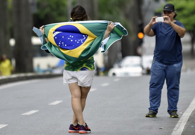 Manifestante posa para foto em Porto Alegre | Douglas Magno/AFP