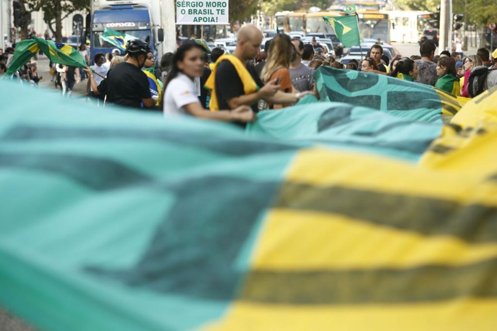 Manifestantes fecharam parte da rua Barrão do Cerro Azul em Curitiba. | Marcelo Andrade/Gazeta do Povo