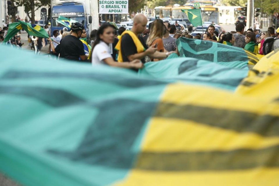 Manifestantes fecharam parte da rua Barrão do Cerro Azul em Curitiba. | Marcelo Andrade/Gazeta do Povo
