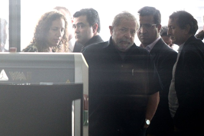Lula após o depoimento à Lava Jato: muito café, nervosismo e ironias. Clima só se acalmou quando ele comeu um pão. | Márcio Fernandes/Estadão Conteúdo