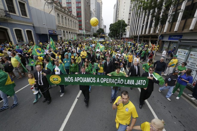 Grupo demonstra apoio à Operação Lava Jato | Lineu Filho/Gazeta do Povo