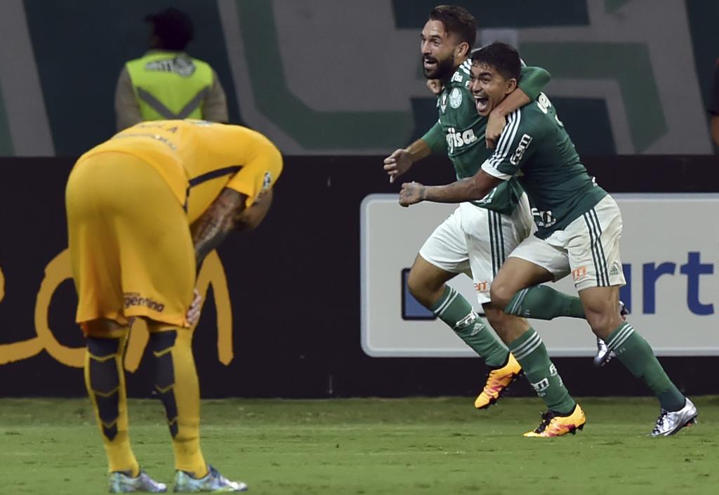 Allione e Dudu comemoram o gol que selou a primeira vitória do Palmeiras como mandante em 2016. | Nelson Almeida/AFP