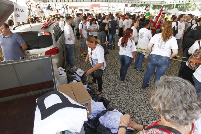 Protesto da APP Sindicato na praça Santos Andrade contra o governador Beto Richa e os descasos contra o governo da presidente Dilma, em Curitiba 17/03/2016. - Foto: Antônio More | Antônio More/Gazeta do Povo