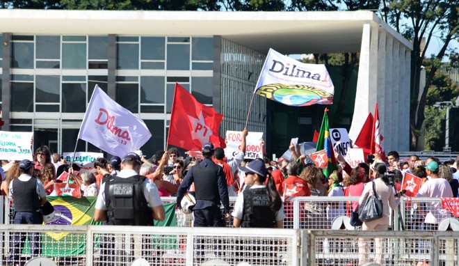 Manifestantes a favor do PT se reúnem em frente ao Palácio do Planalto, em Brasília. Foto: | Renato Costa/Folhapress
