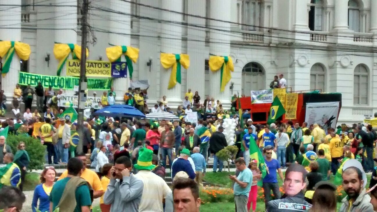 Concentração do protesto na praça Santos Andrade em Curitiba | Kelli Kadanus/Gazeta do Povo