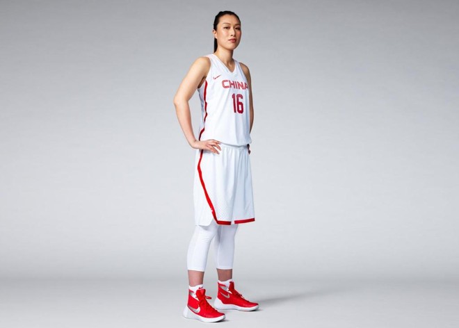 Jogadora Shao Ting na apresentação do uniforme de basquete da China para a Rio-2016. | Nike