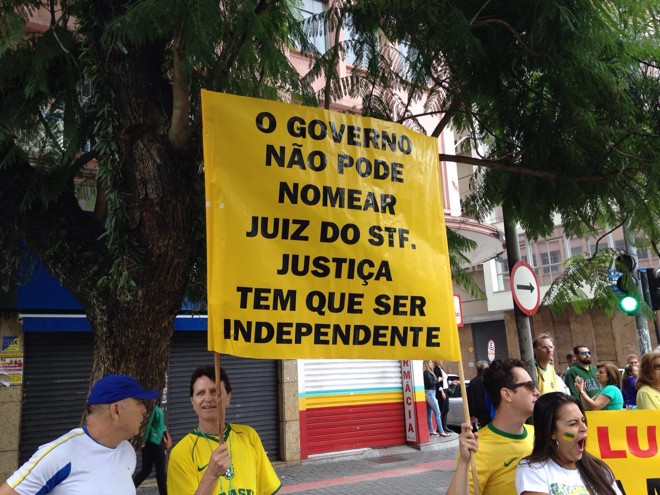 Justiça independente é um dos pedidos daqueles que participaram do ato em Curitiba | Camila BragaGazeta do Povo