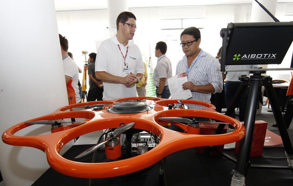 Novos modelos de drones estão expostos no evento DroneShow em Curitiba. | Aniele Nascimento/Gazeta do Povo