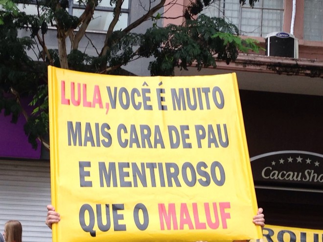 Banner critica o ex-presidente Lula | Camila BragaGazeta do Povo