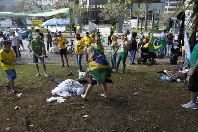 A manifestação foi convocada através de um evento no Facebook intitulado “Sábado de aleluia vamos malhar o Lula!”. | Jonathan Campos/Gazeta do Povo